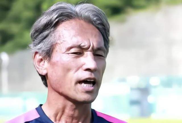 老师撩起裙子让我挺进去